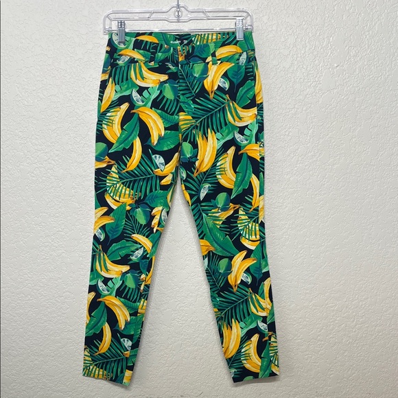 Old Navy Pants - Old Navy Women’s Size 2 Green Tropical Banana Print Pixie Ankle Pants